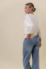 Jean wide leg de tiro alto con costura frontal decorativa, bolsillos delanteros con remaches y bolsillos traseros amplios. Presenta un interior afelpado para mayor abrigo.