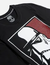 Remera negra de algodón con estampa de un Stormtrooper de Star Wars enmarcado en un rectángulo blanco con fondo rojo a rayas horizontales.