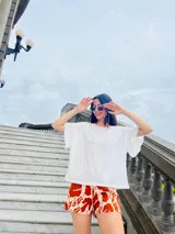 Remera blanca de mangas cortas con volados.