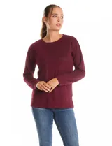 Buzo de manga larga con cuello a la base, confeccionado en tejidos combinados con texturas lisas y acanaladas. Presenta un diseño con tajos laterales en el ruedo.