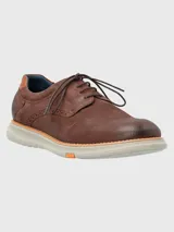 Zapato de vestir tipo derby para hombre, confeccionado en cuero marrón con detalles de perforaciones brogue en los laterales. Cuenta con cordones al tono, suela de goma clara con detalle en color naranja y forro interior azul.