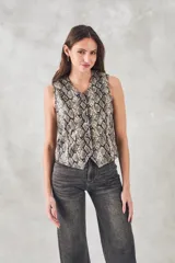 Chaleco con estampado de piel de serpiente, escote en V y corte al cuerpo.