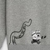 Canguro gris de felpa Converse x Minions, con capucha ajustable, bolsillo tipo canguro y gráficos de tentáculos impresos. Presenta el logotipo de Converse en el pecho con detalles inspirados en los Minions.