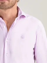 Camisa popelín celeste de manga larga con corte slim fit, cuello italiano y logo bordado en el pecho.