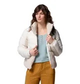 Campera puffer con aislamiento sintético, combinando paneles de tela técnica blanca con detalles en tejido tipo sherpa color beige. Presenta cuello alto, cierre frontal completo, bolsillos laterales con cierre y puños elásticos.