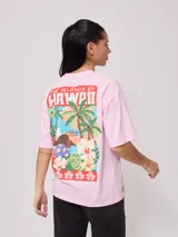 Remera de algodón color rosado con corte oversize. Presenta un estampado gráfico en la espalda con temática tropical y la inscripción 'The Islands of Hawaii'.