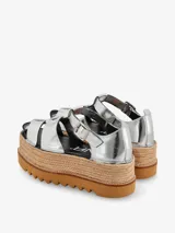 Sandalias negras de cuero con plataforma de yute y suela dentada.