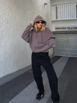 Pantalón jean negro de corte mom, tiro alto y pierna cónica.