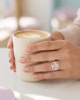 Anillo de plata 925 con diseño geométrico cuadrado y piedra central de cuarzo rosa.