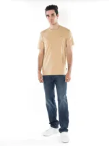 Remera básica Calvin Klein de manga corta y cuello redondo, color beige, con micrologo bordado en el pecho.