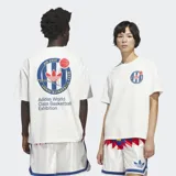 Remera Adidas de corte holgado, color blanco, con cuello redondo y estampado gráfico en el frente y la espalda que incluye el logo del trébol y motivos de básquetbol.