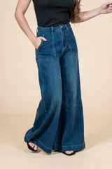 Pantalón de jean azul de tiro alto, corte recto y pierna ancha.