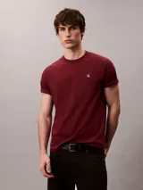 Remera de manga corta Calvin Klein color bordó, de corte regular y cuello redondo, con pequeño bordado del monograma 'cK' en contraste en el pecho.