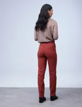 Pantalón negro de gabardina elastizada marca Zac & Rachel, con pretina ancha y faja interna modeladora. Tiene costura frontal pespunteada y bolsillos ojal simulados en la parte trasera.