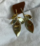 Aros colgantes de bronce con forma de hojas.