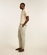 Pantalón masculino relaxed fit confeccionado en oxford de algodón, color beige, con trabillas en la cintura y cordón ajustable con lazo. Cuenta con bolsillos delanteros y traseros.