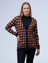 Cardigan tejido con escote en V y abertura central con botones. Diseño con rombos color marrón y negro.