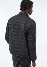 Campera puffer azul marino, con diseño acolchado de líneas horizontales, cuello alto y cierre frontal completo.