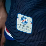 Camiseta de fútbol Umbro del Club Nacional de Football, modelo Away 2. Diseño en azul marino con tramado sutil de líneas onduladas, detalles en rojo, blanco y azul en el cuello y los puños. Incluye el logo de Umbro, el escudo del club y el sponsor Antel en el pecho.