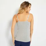 Camiseta de lactancia gris con tirantes finos y corte ajustado.