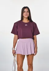 Remera corta color borgoña, de algodón y corte oversize, con logo 'bk.' estampado en el frente.