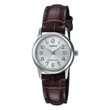 Reloj analógico Casio con caja de acero inoxidable plateado y esfera blanca con números arábigos y ventana de fecha. Cuenta con una correa de cuero marrón con textura de cocodrilo.