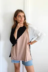 Remerón de corte oversize y diseño tricolor, con paneles en negro, beige y blanco. Presenta mangas tres cuartos y un calce holgado y fluido.