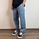 Jean de corte baggy en color negro con efecto lavado, de tiro medio y ajuste holgado en las piernas.