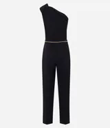 Mono wide leg de crepé color negro, con diseño de un solo hombro y cinturón de cadena metálica integrado.