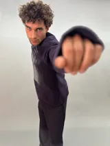 Buzo de lana merino afieltrada color negro con estampado abstracto plateado en el frente. Tiene cuello redondo y puños con forma que cubre levemente la mano. Es más largo en la parte inferior trasera.