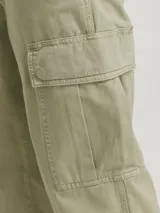 Pantalón cargo de corte amplio y tiro medio, confeccionado en tejido de sarga resistente. Presenta bolsillos laterales tipo cargo, bolsillos delanteros y traseros, con cierre de cremallera.