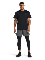 Remera deportiva Under Armour Vanish Elite Vent de manga corta, color negro, con cuello redondo y logo de la marca en el pecho. Presenta perforaciones láser estratégicas para mayor transpirabilidad y tecnología infrarroja UA RUSH™ que refleja la energía corporal.