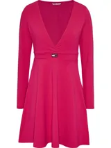 Vestido Tommy Jeans fucsia de piqué de algodón elástico, con corte regular, cuello en V, mangas largas y cintura elástica con parche del logo.
