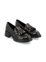 Mocasín de cuero color marrón oscuro, con detalle de flecos y borlas en el empeine. Presenta una suela track robusta con taco cuadrado y plataforma.