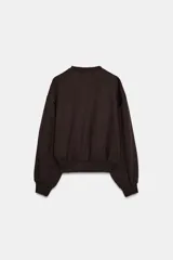 Sudadera de felpa de algodón con cuello redondo, manga larga y acabados en rib en puños y ruedo.