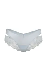 Bombacha tipo cheeky de talle bajo color celeste, confeccionada en microfibra suave con detalles de recortes y encaje elástico en los laterales, diseño de pierna de corte alto y escote en V.