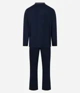 Pijama masculino de dos piezas en color azul marino. Incluye una camisa de manga larga con cuello en V, cierre frontal abotonado y detalles de costuras en contraste, junto con un pantalón de corte recto y cintura elástica.