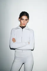 Pantalón de tiro alto color marrón, con cintura elástica y bajo acampanado (flare).