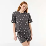 Conjunto de pijama de algodón gris oscuro con estampado de pequeños corazones blancos, compuesto por una remera de manga corta con cuello redondo y un short con elástico en la cintura.