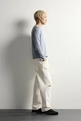 Camiseta de manga larga con cuello redondo, confeccionada en tejido con estructura de canalé y corte relajado.