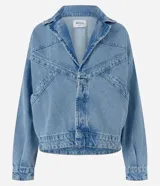 Campera de jean oversized de corte amplio con recortes estructurales, cierre frontal con botones metálicos, cuello clásico y bolsillos frontales.