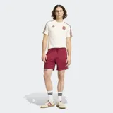 Short deportivo Adidas de la selección de España, color bordó con diseño de rayas verticales sutiles. Presenta las tres tiras características de la marca en color blanco en los laterales y el escudo de la selección bordado en la pierna derecha.