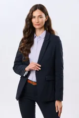Blazer azul marino de corte entallado, confeccionado en algodón con elastano, con solapas clásicas y bolsillos frontales con solapa.