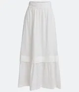 Pollera larga color blanco, de algodón texturizado con solapa en el bajo, cintura alta y elástica, con recorte y superposición.