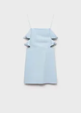 Vestido corto de algodón color celeste, con tirantes finos, escote recto y aberturas laterales decoradas con lazos.