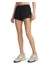 Short deportivo Under Armour Vanish Woven color negro, de tiro medio con cintura elástica visible, aberturas laterales y logo reflectante en el lateral.