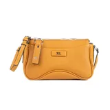 Bandolera color habano de cuero sintético con textura graneada. Tiene formato rectangular, acceso con cierre, correa regulable y herrajes plateados. El interior está forrado en tela de algodón y poliéster y cuenta con un bolsillo con cierre y otro abierto.