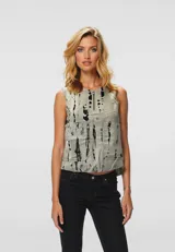 Chaleco gris con estampado abstracto en negro, cierre frontal con cremallera y bolsillos delanteros.