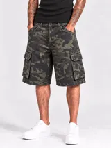 Bermuda cargo de gabardina con estampa camuflada en tonos verdes y negros, bolsillos laterales con solapa y cierre frontal con botón y cremallera.