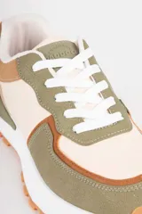 Championes deportivos Pdk Riverland para mujer, en combinación de colores blanco, tostado, gris y detalles en bordó, con suela dentada de goma marrón.